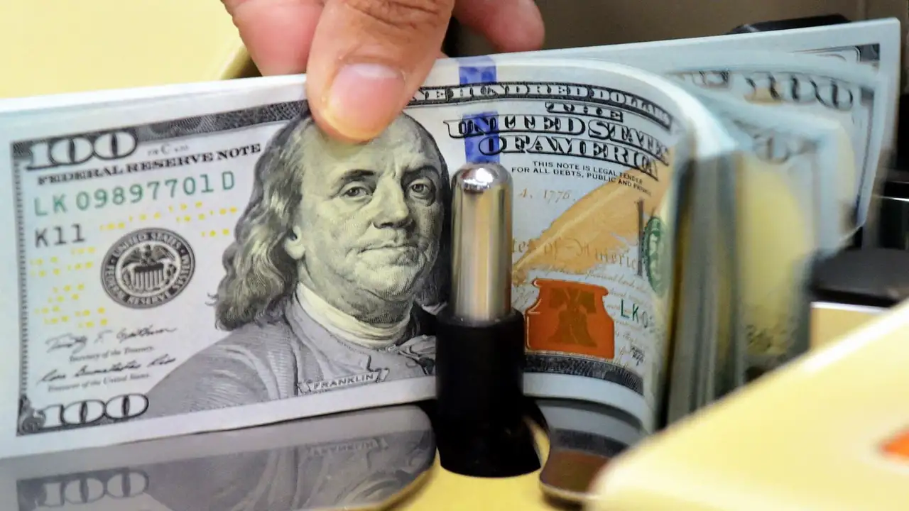 قفزة مفاجئة في سعر الصرف المركزي وتواصل صعود الدولار الأمريكي أمام العملة